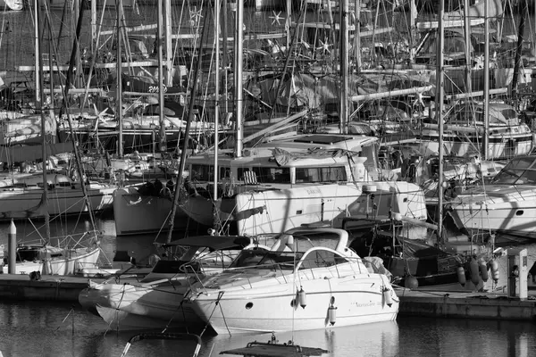 Italien, Sicilien, Medelhavet, Marina di Ragusa; 17 November 2015, syn på lyxiga yachter i marina - ledare — Stockfoto