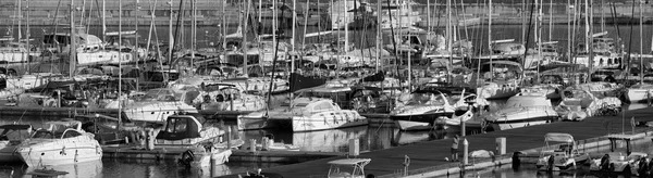 Italie, Sicile, Méditerranée, Marina di Ragusa ; 2 octobre 2015, vue sur les yachts de luxe dans la marina - EDITORIAL — Photo