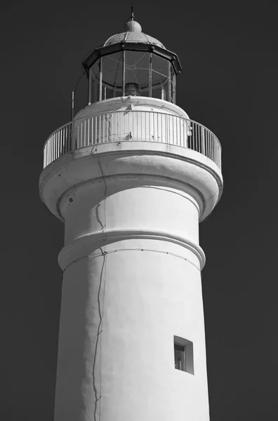 Италия, Сицилия, Средиземное море, Пунта Секка (провинция Рагуза), вид на маяк — стоковое фото