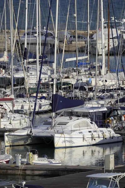 İtalya, Sicilya, Akdeniz, Marina di Ragusa; 2 Ekim 2015, marina - içerik görünümü Lüks Yatlar — Stok fotoğraf