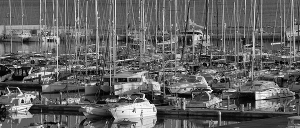 Italia, Sicilia, Mar Mediterraneo, Marina di Ragusa; 14 dicembre 2015, veduta di yacht di lusso nella marina - EDITORIALE — Foto Stock