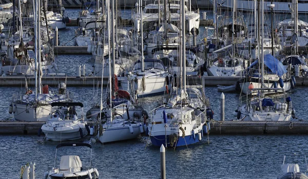 Italia, Sicilia, Mar Mediterráneo, Marina di Ragusa; 4 Febrero 2016, barcos y yates de lujo en el puerto deportivo - EDITORIAL —  Fotos de Stock