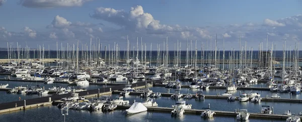 意大利的西西里岛，地中海，玛丽娜迪拉古;2015 年 12 月 21 日，视图的豪华游艇在码头-社论 — 图库照片