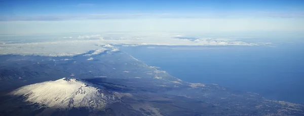 Italia, Sicilia, vista aérea de la costa siciliana y el volcán Etna — Foto de Stock