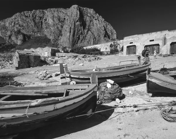 Italien, Sicilien, S. Vito Lo Capo (Trapani provinsen), trä fiskebåtar och fasaden på den gamla fiske av tonfisk fabriken - Film Scan — Stockfoto