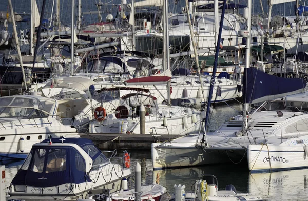 Włochy, Sycylia, Morze Śródziemne, Marina di Ragusa; 2 października 2015, widok luksusowych jachtów w marina - Redakcja — Zdjęcie stockowe