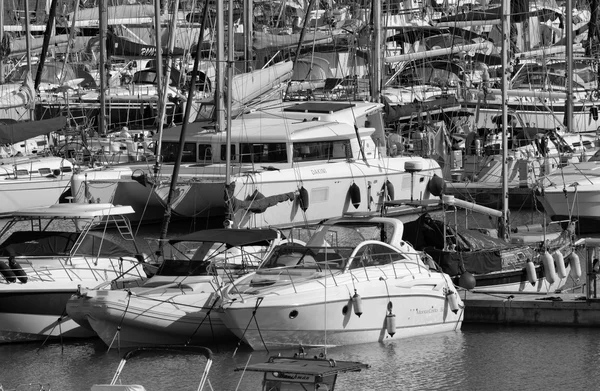 Italië, Sicilië, Middellandse Zee, Marina di Ragusa; 23 oktober 2015, weergave van luxe jachten in de jachthaven - redactie — Stockfoto