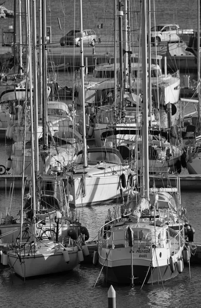 Italien, Sizilien, Mittelmeer, Marina di ragusa; 5. Januar 2016, Blick auf Luxusyachten im Yachthafen - Leitartikel — Stockfoto