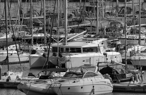 意大利的西西里岛，地中海，玛丽娜迪拉古;2015 年 11 月 29 日，视图的豪华游艇在码头-社论 — 图库照片