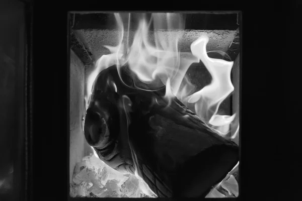 Brennholz im Ofen verbrennen — Stockfoto