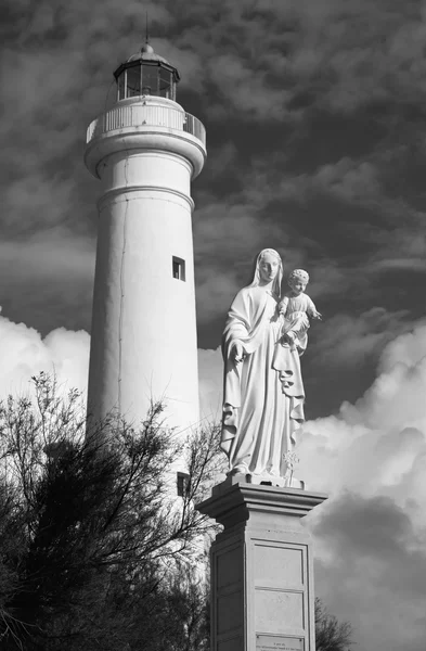 Italia, Sicilia, el mar Mediterráneo, Punta Secca (provincia de Ragusa), la estatua de la Virgen en el puerto y el faro en el fondo — Foto de Stock