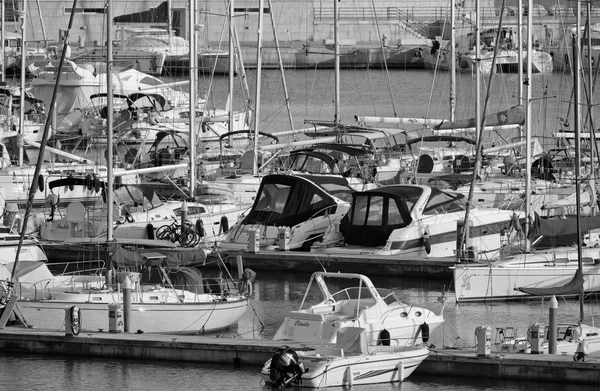 Itália, Sicília, Mar Mediterrâneo, Marina di Ragusa; 25 Dezembro 2015, vista de iates de luxo na marina - EDITORIAL — Fotografia de Stock