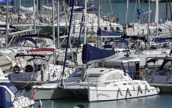 Italia, Sicilia, Mar Mediterráneo, Marina di Ragusa; 23 octubre 2015, vista de yates de lujo en el puerto deportivo - EDITORIAL —  Fotos de Stock