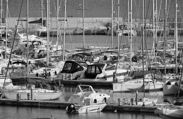 Italien, Sicilien, Medelhavet, Marina di Ragusa; 25 December 2015, syn på lyxiga yachter i marina - ledare — Stockfoto