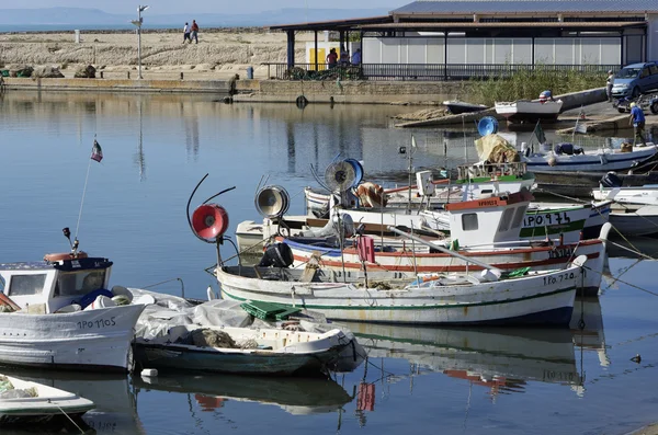 Italie, Sicile, Scoglitti (province de Raguse) ; 12 octobre 2015, bateaux de pêche siciliens en bois dans le port - EDITORIAL — Photo