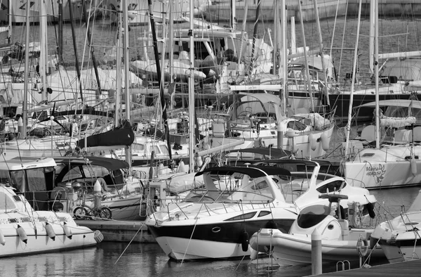 Włochy, Sycylia, Morze Śródziemne, Marina di Ragusa; 2 października 2015, widok luksusowych jachtów w marina - Redakcja — Zdjęcie stockowe