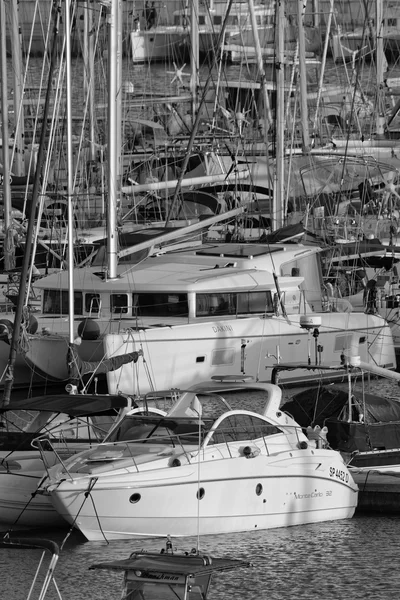 Italien, Sicilien, Medelhavet, Marina di Ragusa; 10 januari 2016, yachter lyxiga i småbåtshamnen i solnedgången - ledare — Stockfoto