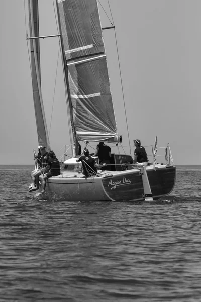 Itália, Sicília, Mar Mediterrâneo; 30 Junho 2012, pessoas que navegam em um barco à vela - EDITORIAL — Fotografia de Stock