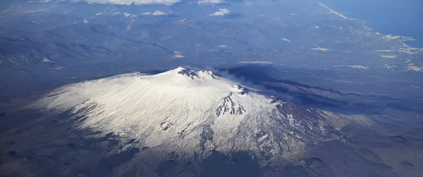 Italia, Sicilia, vista aérea de la costa siciliana y el volcán Etna — Foto de Stock