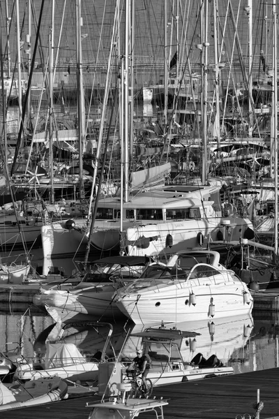 Italien, Sicilien, Medelhavet, Marina di Ragusa; 30 oktober 2015, syn på lyxiga yachter i marina - ledare — Stockfoto