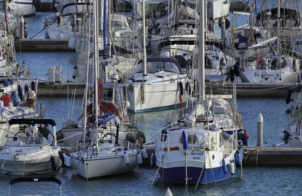 Włochy, Sycylia, Morze Śródziemne, Marina di Ragusa; 8 stycznia 2016, widok luksusowe jachty w przystani - Redakcja — Zdjęcie stockowe