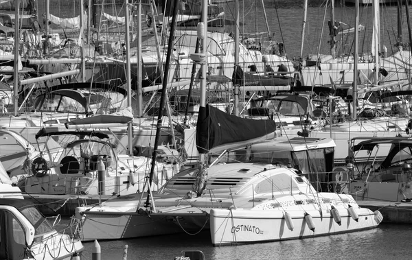 Italia, Sicilia, Mar Mediterráneo, Marina di Ragusa; 23 octubre 2015, vista de yates de lujo en el puerto deportivo - EDITORIAL — Foto de Stock