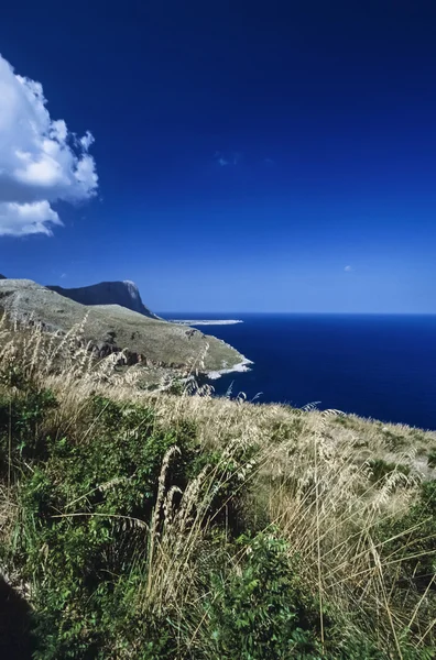 Italia, Sicilia, Tyrrenhavet, utsikt over den steinete kystlinjen nær S.Vito Lo Capo (Trapani) - FILM SCAN – stockfoto