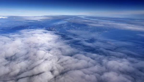 Itálie, letecký pohled na mraků na obloze a Tyrhénského pobřeží — Stock fotografie
