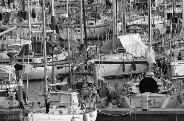 Itália, Sicília, Mar Mediterrâneo, Marina di Ragusa; 7 Janeiro 2016, vista de iates de luxo na marina - EDITORIAL — Fotografia de Stock