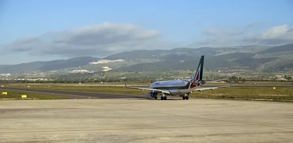 Italien, Sizilien, Flughafen Comiso (Provinz Ragusa); 1. Dezember 2015, Flugzeug auf der Landebahn - Leitartikel — Stockfoto