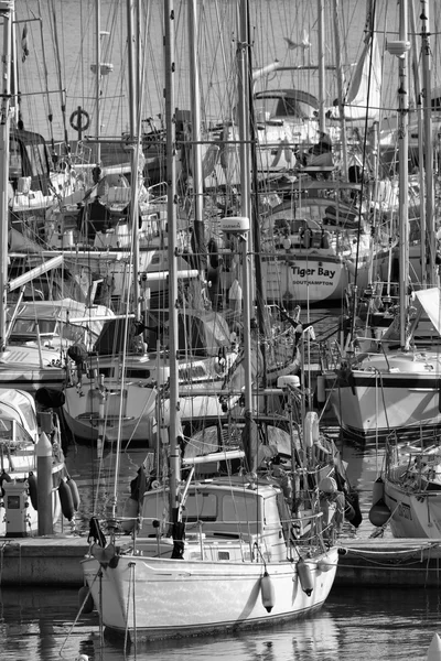 イタリア、シチリア島、地中海、マリーナ ディ ラグーザ。2015 年 12 月 26 日、高級のヨットのマリーナ - 社説 — ストック写真