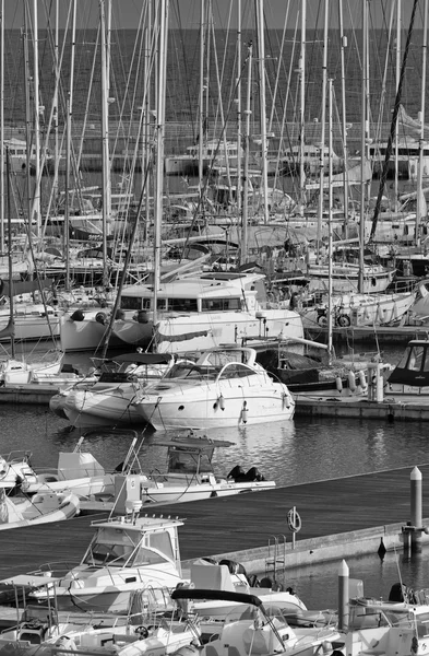 Italia, Sicilia, Mar Mediterráneo, Marina di Ragusa; 20 Diciembre 2015, vista de yates de lujo en el puerto deportivo - EDITORIAL — Foto de Stock