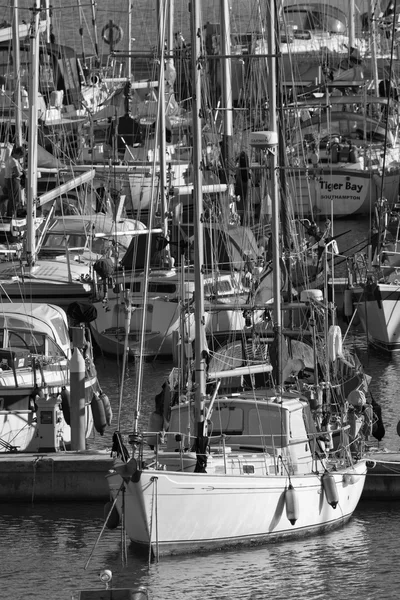 意大利的西西里岛，地中海，玛丽娜迪拉古;2015 年 12 月 22 日，视图的豪华游艇在码头-社论 — 图库照片
