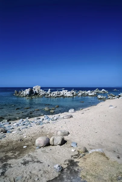 Frankrijk, Zuid Corsica, Tyrrheense Zee, Ajaccio, uitzicht op de rotsachtige kustlijn - Film scannen — Stockfoto