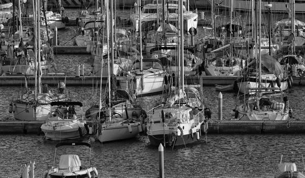 Italia, Sicilia, Mar Mediterráneo, Marina di Ragusa; 4 Febrero 2016, barcos y yates de lujo en el puerto deportivo - EDITORIAL — Foto de Stock