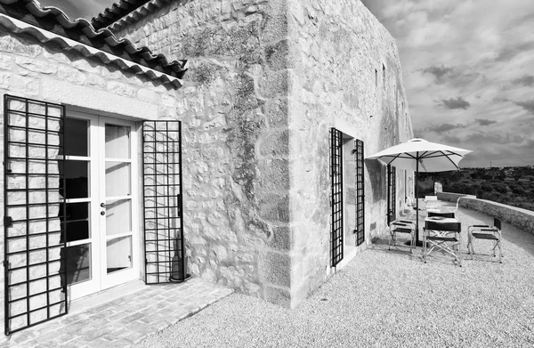 Italia, Sicilia, campagna (provincia di Ragusa), tipica casa siciliana in pietra — Foto Stock