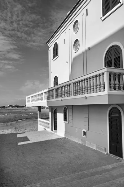 Italia, Sicilia, Mar Mediterraneo, Punta Secca (Ragusa), veduta di una vecchia casa in pietra siciliana sul lungomare — Foto Stock