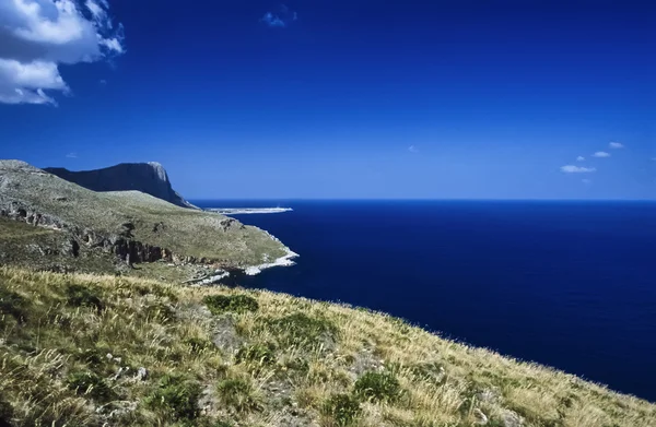 Ιταλία, Σικελία, Τυρρηνική θάλασσα, θέα στην βραχώδη ακτογραμμή κοντά Capo Lo S.Vito (Trapani) - σάρωση φιλμ — Φωτογραφία Αρχείου