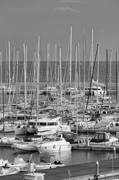 Italien, Sicilien, Medelhavet, Marina di Ragusa; 20 December 2015, syn på lyxiga yachter i marina - ledare — Stockfoto