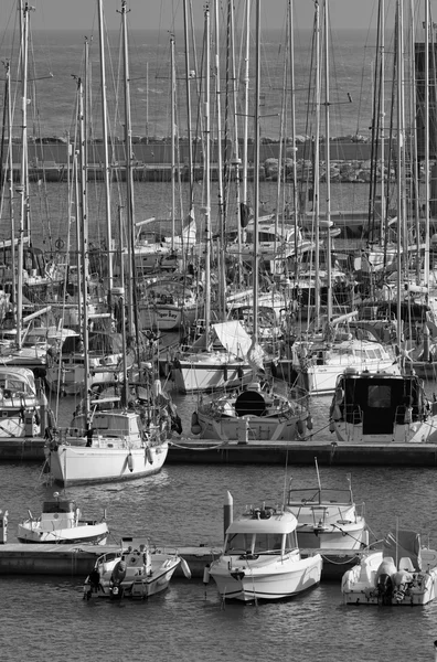 İtalya, Sicilya, Akdeniz, Marina di Ragusa; 12 Ocak 2016, marina - içerik görünümü Lüks Yatlar — Stok fotoğraf