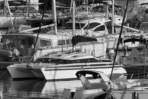 Włochy, Sycylia, Morze Śródziemne, Marina di Ragusa; 26 grudnia 2015, zobacz luksusowych jachtów w marina - Redakcja — Zdjęcie stockowe