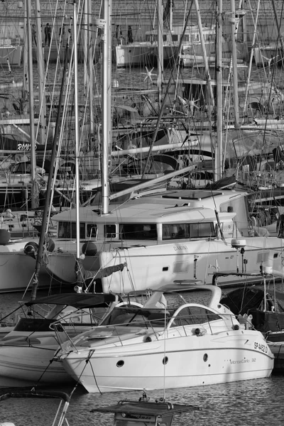 Италия, Сицилия, Средиземное море, Marina di Ragusa; 10 января 2016, роскошные яхты в гавани на закате - РЕДАКЦИЯ — стоковое фото
