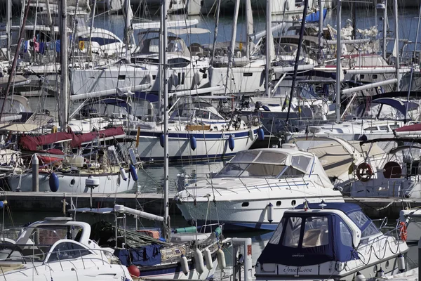 Italien, Sicilien, Medelhavet, Marina di Ragusa; 19 oktober 2015, syn på lyxiga yachter i marina - ledare — Stockfoto