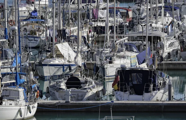 Itália, Sicília, Mar Mediterrâneo, Marina di Ragusa; 11 Janeiro 2016, barcos e iates de luxo na marina - EDITORIAL — Fotografia de Stock