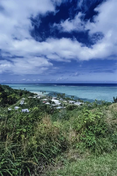 Острова Фиджи, остров Вити-Леву, вид на маленькую деревню и коралловый риф в Тихом океане - FILM SCAN — стоковое фото