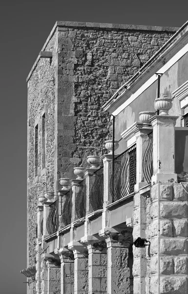Italia, Sicilia, Mar Mediterraneo, Punta Secca (Ragusa), veduta di una vecchia casa in pietra siciliana sul lungomare — Foto Stock