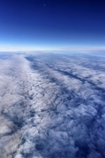 Італія, літак, що летить над хмарами (Тірренського моря берегової лінії) — стокове фото