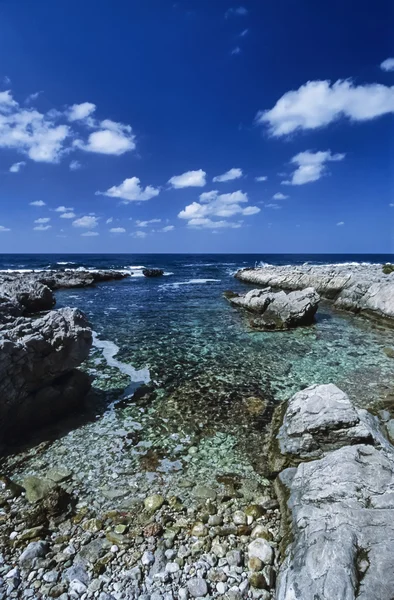 Ιταλία, Σικελία, Τυρρηνική θάλασσα, θέα στην βραχώδη ακτογραμμή κοντά Capo Lo S.Vito (Trapani) - σάρωση φιλμ — Φωτογραφία Αρχείου