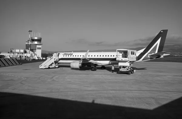 Italië, Sicilië, Comiso Airport (provincie Ragusa); 1 December 2015, vliegtuig op de landingsbaan en vlucht controle toren - redactie — Stockfoto