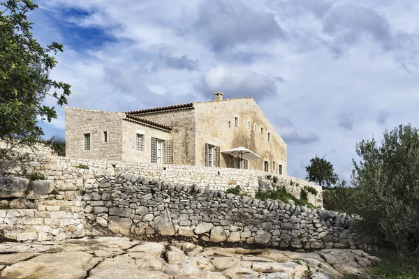 Italia, Sicilia, campo (provincia de Ragusa), casa típica siciliana de piedra — Foto de Stock